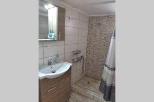 Koupelna v ubytování Ευχάριστο σπίτι στην χώρα Κύθνου