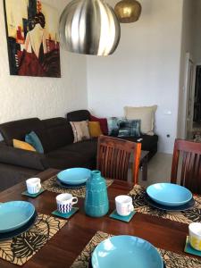 A seating area at Panoramic Ocean View Apartment