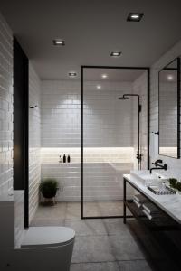 y baño con ducha, aseo y lavamanos. en FULTON Business Luxury HOTEL, en Guadalajara