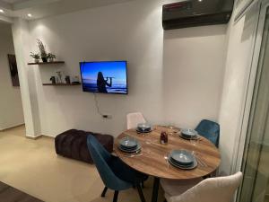TV a/nebo společenská místnost v ubytování APPARTEMENT KARIAT CABO