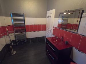 勒托利的住宿－Le Flocon Vosgien，红色的浴室设有水槽和镜子