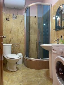 La salle de bains est pourvue d'une douche, de toilettes et d'un lavabo. dans l'établissement My Hostel, à Shkodër