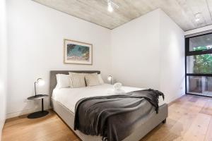 Vuode tai vuoteita majoituspaikassa Stylish 1 bedroom retreat in trendy Surry Hills - 6 BRK