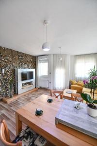 sala de estar con mesa y sofá en Exclusive 7- New Modern Cozy Apartment en Kočani