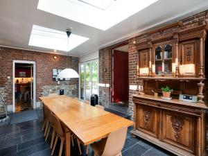 cocina con mesa de madera y pared de ladrillo en Lush Mansion in Voeren with Private Garden, en Voeren