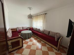 a living room with a couch and a table at Precioso Apartamento en tetouan in Tetouan