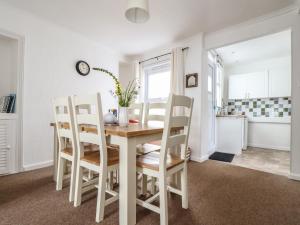 een keuken en eetkamer met een tafel en stoelen bij Lookout Cottage in Penzance