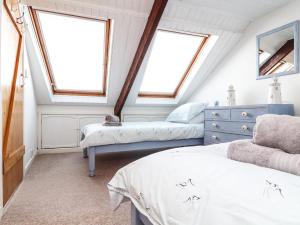 Een bed of bedden in een kamer bij Lookout Cottage