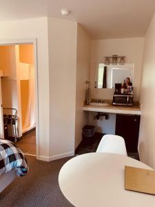 A bathroom at Carlo Creek Cabins