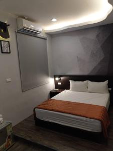馬公市的住宿－風沙月民宿，一间卧室配有床和投影屏幕