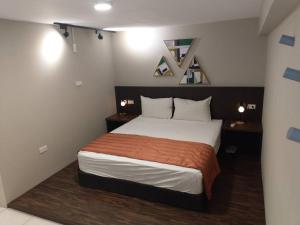 馬公市的住宿－風沙月民宿，一间卧室,卧室内配有一张大床