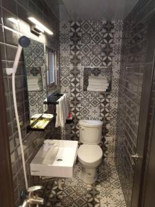 馬公市的住宿－風沙月民宿，一间带卫生间和水槽的小浴室