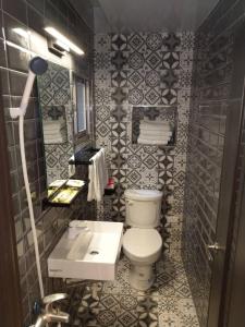 馬公市にあるFun Sun B&Bのトイレと洗面台のある小さなバスルーム