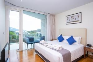 Ein Bett oder Betten in einem Zimmer der Unterkunft Splash Beach Resort, Maikhao Phuket