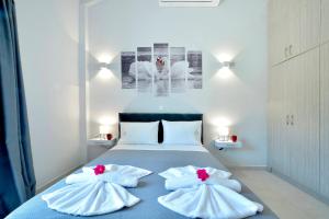 Кровать или кровати в номере Villa Bratou Aqua in Stroggi