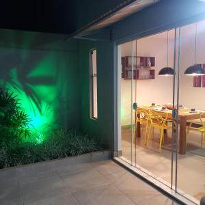 a dining room with a green wall at VILLA CAPITÓLIO in Capitólio