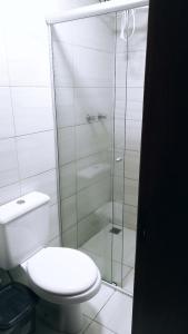y baño con aseo y ducha acristalada. en Casa Joaninha centro, en Canela