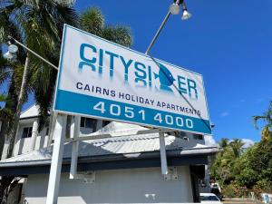 een bord bovenop een gebouw bij Citysider Cairns Holiday Apartments in Cairns