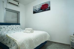 um quarto com uma cama com toalhas em Sea view apartment em Bat Yam