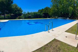 Bazén v ubytovaní Apartamento 2 en chalet con vista abierta al mar alebo v jeho blízkosti