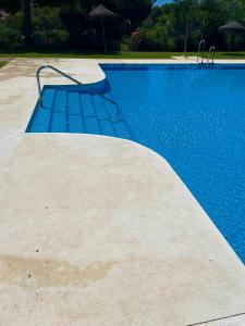 Bazén v ubytovaní Apartamento 2 en chalet con vista abierta al mar alebo v jeho blízkosti