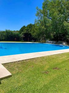 Bazén v ubytování Apartamento 2 en chalet con vista abierta al mar nebo v jeho okolí