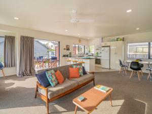Nhà bếp/bếp nhỏ tại Sunlight Bach - Whitianga Holiday Home