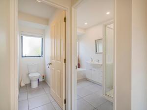 Phòng tắm tại Sunlight Bach - Whitianga Holiday Home +21 ảnh