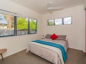 Giường trong phòng chung tại Sunlight Bach - Whitianga Holiday Home