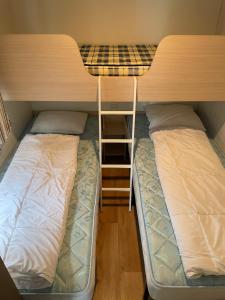 Postel nebo postele na pokoji v ubytování CHALET UP TO 5 PERSONS KNOKKE