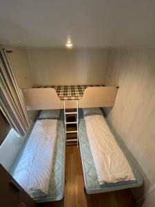 Postel nebo postele na pokoji v ubytování CHALET UP TO 5 PERSONS KNOKKE