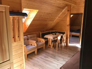 ein Zimmer mit einem Tisch und Stühlen in einer Hütte in der Unterkunft penzion Stará Škola in Nižná Boca