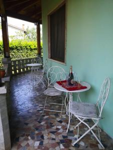 una mesa y sillas en un patio en Villa Franco, en Orentano