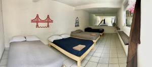 ケレタロにあるCasa Internacional Querétaroのベッド2台とソファが備わる客室です。