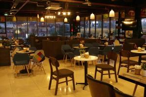 Thanh Dat Hotel I في Ninh Lão: مطعم فيه طاولات وكراسي في الغرفة