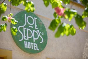 Majutusasutuses JOESEPP´S HOTEL am Hallhof olev sertifikaat, autasu, silt või muu dokument