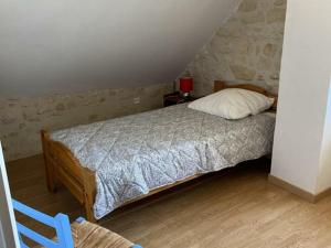 Кровать или кровати в номере Gîte Saint-Épain, 3 pièces, 4 personnes - FR-1-381-169