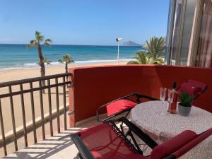 une table sur un balcon avec vue sur la plage dans l'établissement Appartement in erster Linie mit Meerblick, à Calp