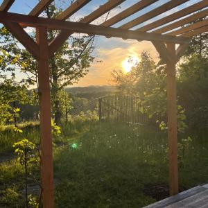 Elle offre une vue sur une cour avec une pergola. dans l'établissement Holz Chalet Nähe Salzburg, à Feldbach