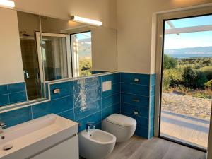 Ένα μπάνιο στο Luxury Stunning Seaview Villa by SardiniaGem +24 φωτογραφίες