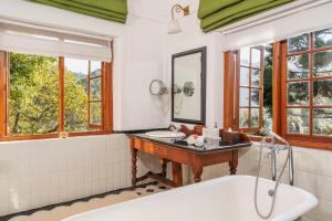 y baño con bañera y lavamanos. en Jetwing Warwick Gardens, en Nuwara Eliya