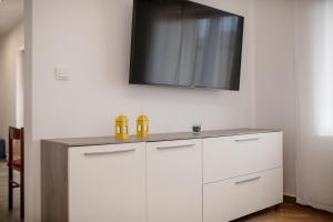 TV a/nebo společenská místnost v ubytování Apartments Gael