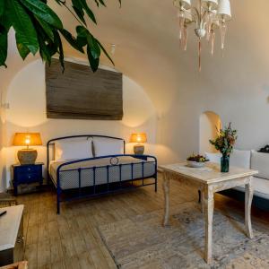 Katil atau katil-katil dalam bilik di Betty's Home Santorini