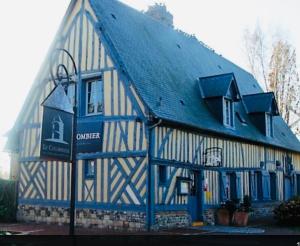 ein blau-weißes Gebäude mit einem Schild darauf in der Unterkunft Le chasse marée in Offranville