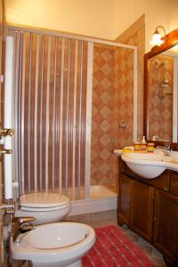 マルサラにあるPapparina Houseのバスルーム(トイレ、洗面台、シャワー付)