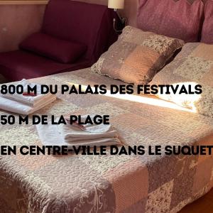 um quarto com uma cama, um sofá e uma mesa em Boutique Hotel Couleurs Suds em Cannes