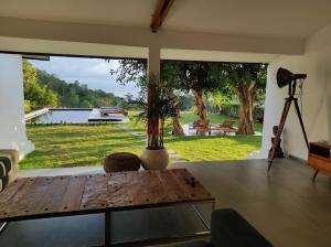 Villa Panorama في نوسا بينيدا: غرفة معيشة مع طاولة ونافذة كبيرة