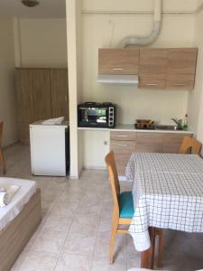Despina Lymperi Hotel Apartments tesisinde mutfak veya mini mutfak