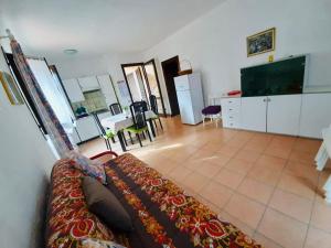 uma sala de estar com um sofá e uma televisão em Le residenze Itaca em Porto Pozzo