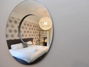 Postel nebo postele na pokoji v ubytování Harrogate Self Catering - Mews Suite - Garden